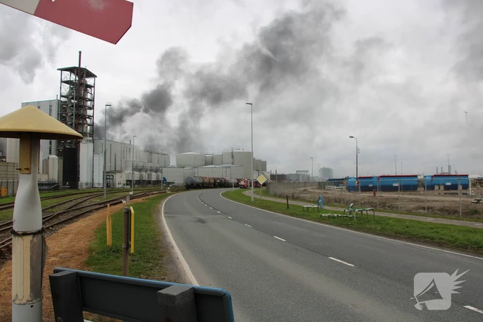 Enorme rookwolken bij brand op industrieterrein