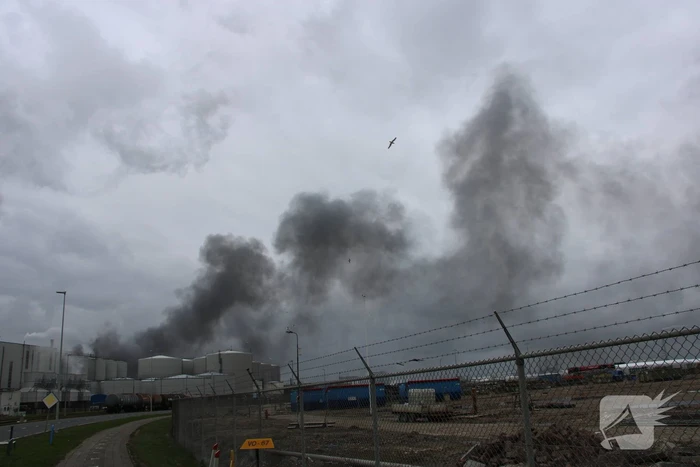 Enorme rookwolken bij brand op industrieterrein