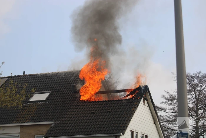 Uitslaande dakbrand bij woning