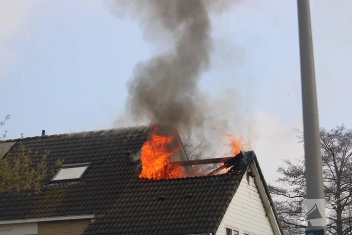 Uitslaande dakbrand bij woning