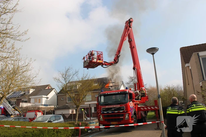 Uitslaande dakbrand bij woning