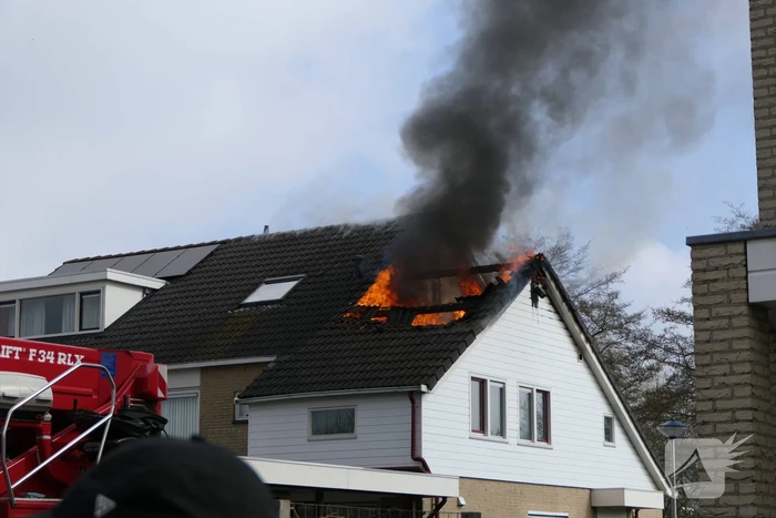 Uitslaande dakbrand bij woning