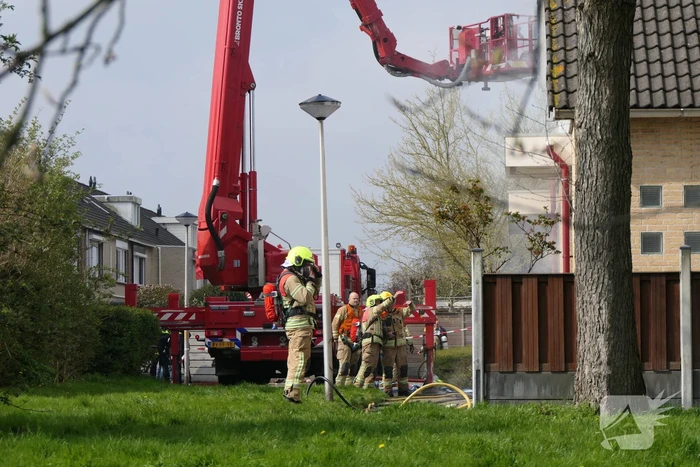 Uitslaande dakbrand bij woning
