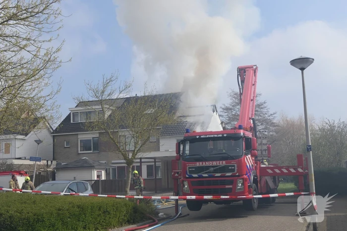 Uitslaande dakbrand bij woning