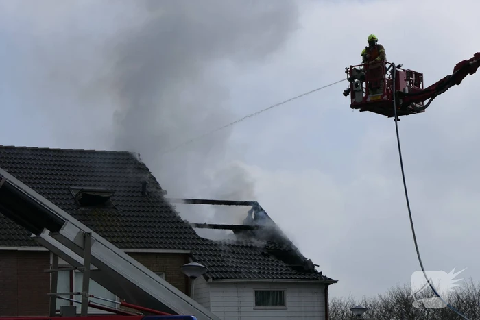 Uitslaande dakbrand bij woning
