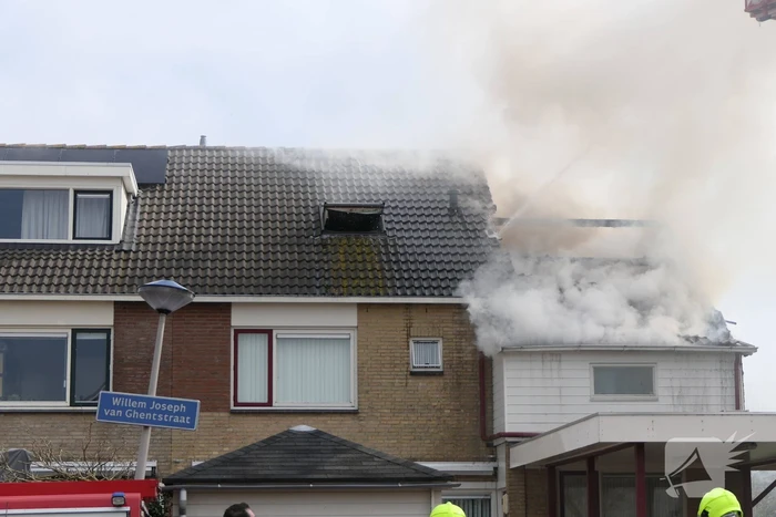 Uitslaande dakbrand bij woning