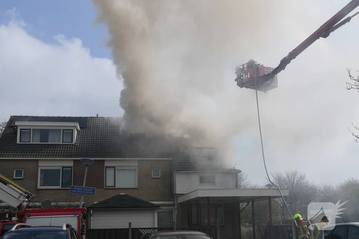 Uitslaande dakbrand bij woning