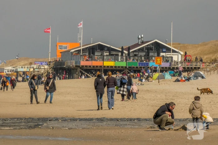 Mensen massaal naar het strand door zonnig begin Pasen