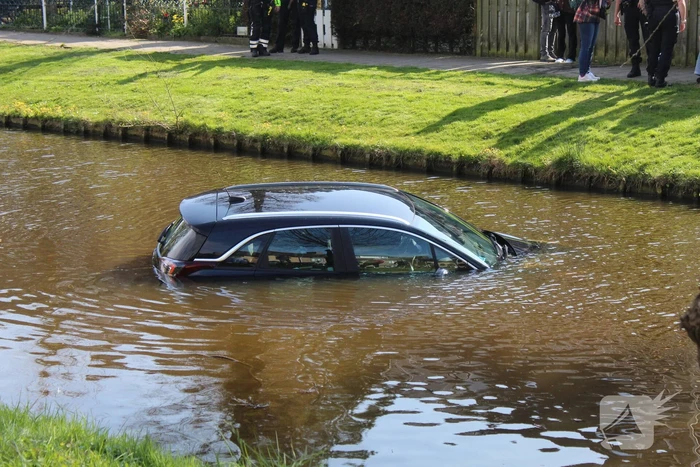 Omstanders redden inzittenden uit te water geraakte auto