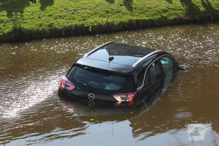 Omstanders redden inzittenden uit te water geraakte auto