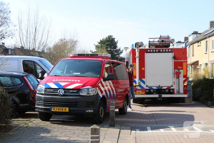 Omstanders redden inzittenden uit te water geraakte auto
