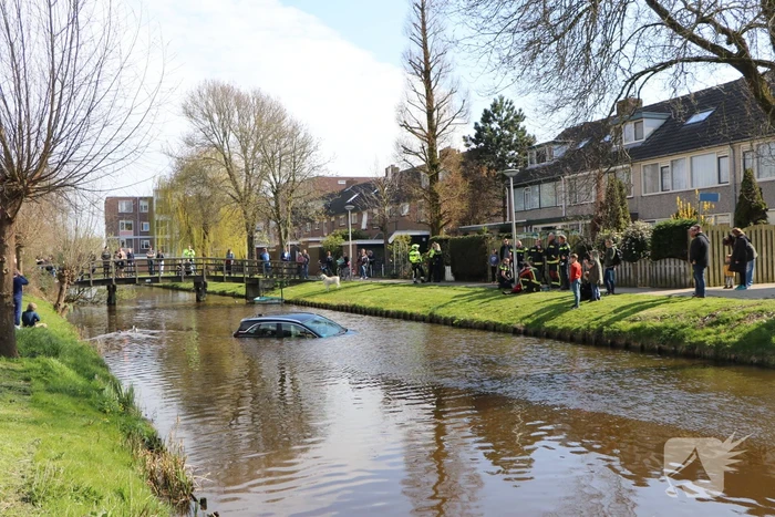 Omstanders redden inzittenden uit te water geraakte auto