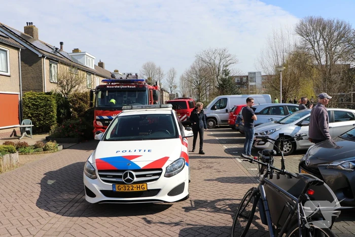 Omstanders redden inzittenden uit te water geraakte auto