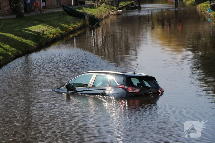 Omstanders redden inzittenden uit te water geraakte auto