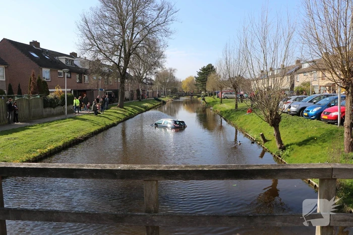 Omstanders redden inzittenden uit te water geraakte auto