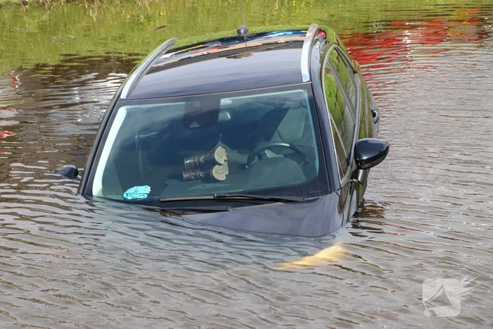Omstanders redden inzittenden uit te water geraakte auto