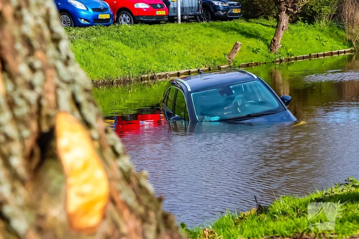 Omstanders redden inzittenden uit te water geraakte auto