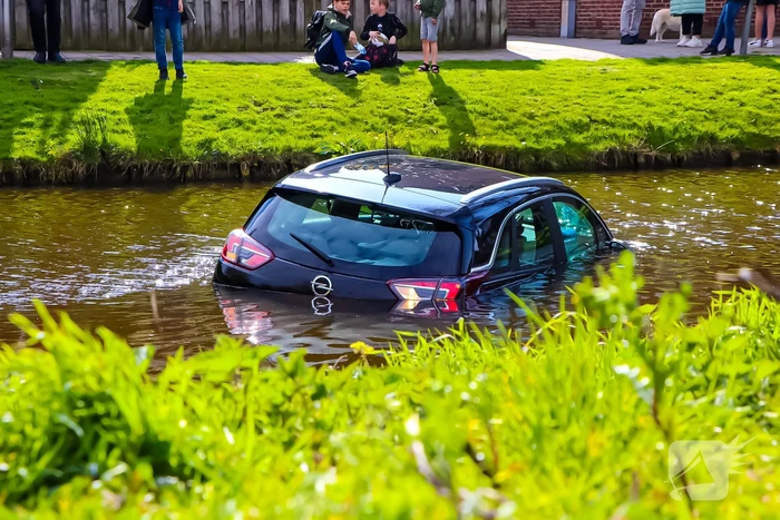 Omstanders redden inzittenden uit te water geraakte auto