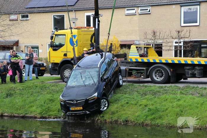 Omstanders redden inzittenden uit te water geraakte auto