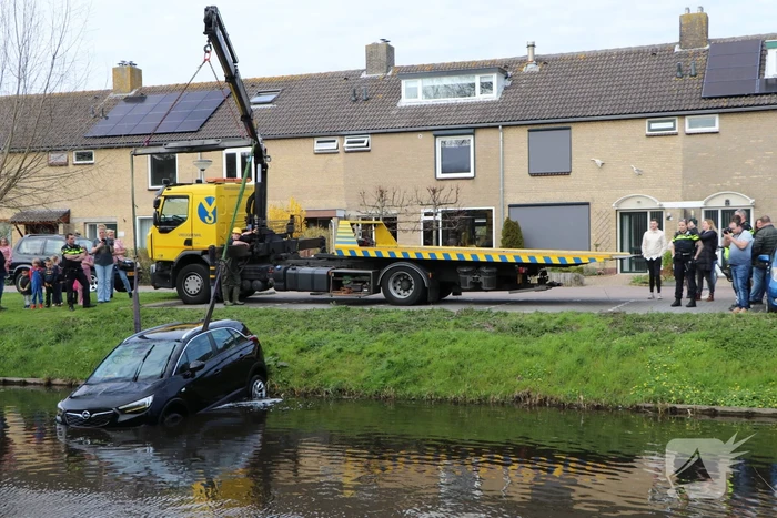 Omstanders redden inzittenden uit te water geraakte auto