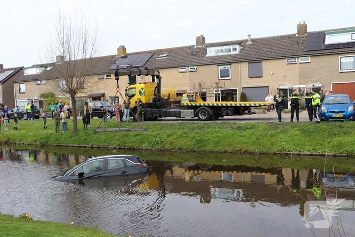 Omstanders redden inzittenden uit te water geraakte auto