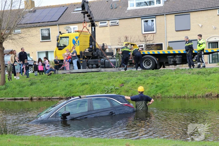 Omstanders redden inzittenden uit te water geraakte auto