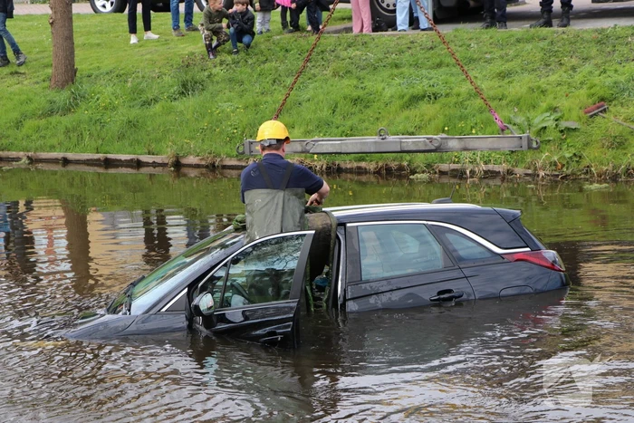 Omstanders redden inzittenden uit te water geraakte auto