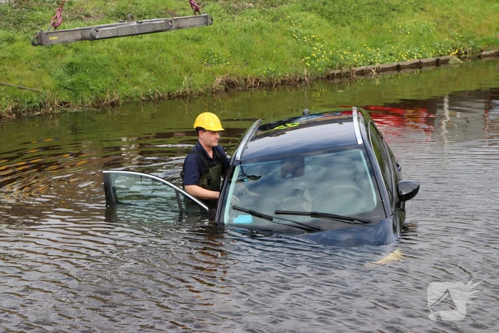 Omstanders redden inzittenden uit te water geraakte auto