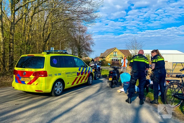 Taxi en scooterrijder in botsing