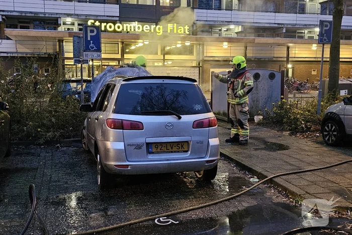 Geparkeerde auto verwoest door brand