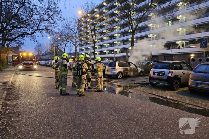 Geparkeerde auto verwoest door brand