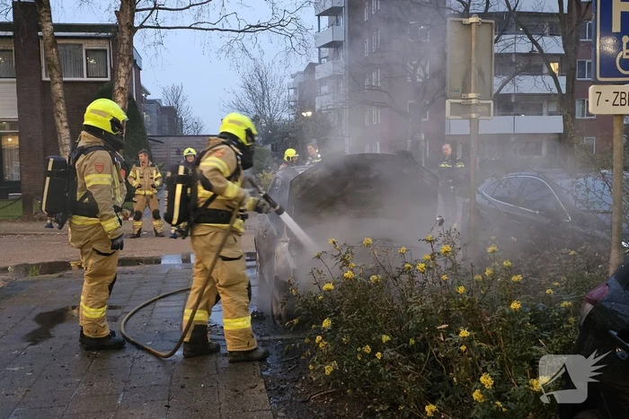 Geparkeerde auto verwoest door brand