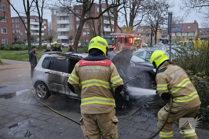 Geparkeerde auto verwoest door brand