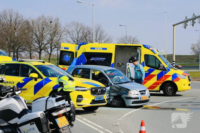 Auto rijdt door rood en veroorzaakt aanrijding