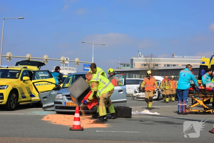 Auto rijdt door rood en veroorzaakt aanrijding