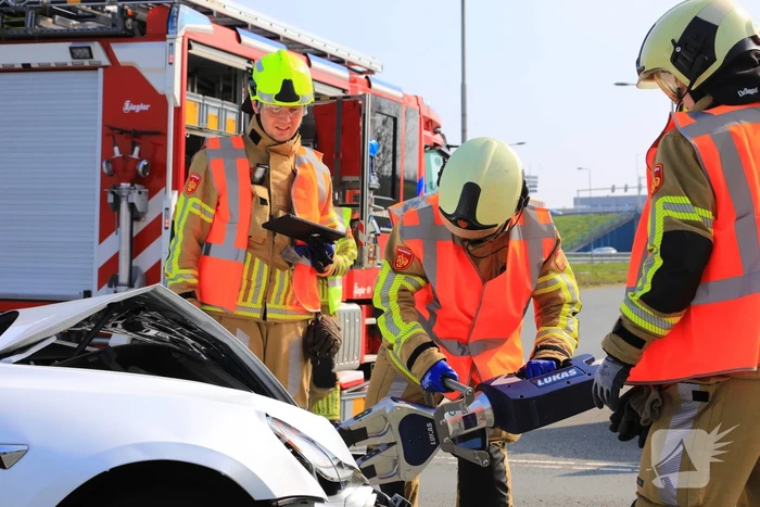 Auto rijdt door rood en veroorzaakt aanrijding