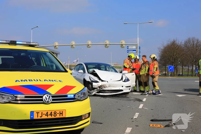 Auto rijdt door rood en veroorzaakt aanrijding