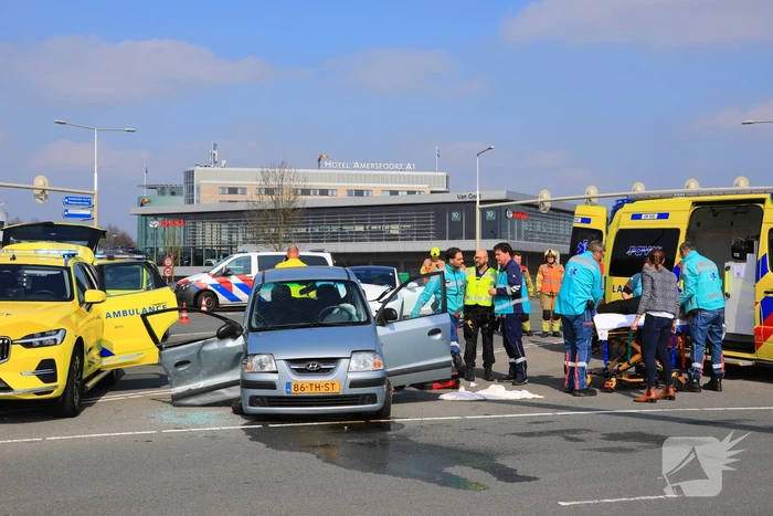 Auto rijdt door rood en veroorzaakt aanrijding