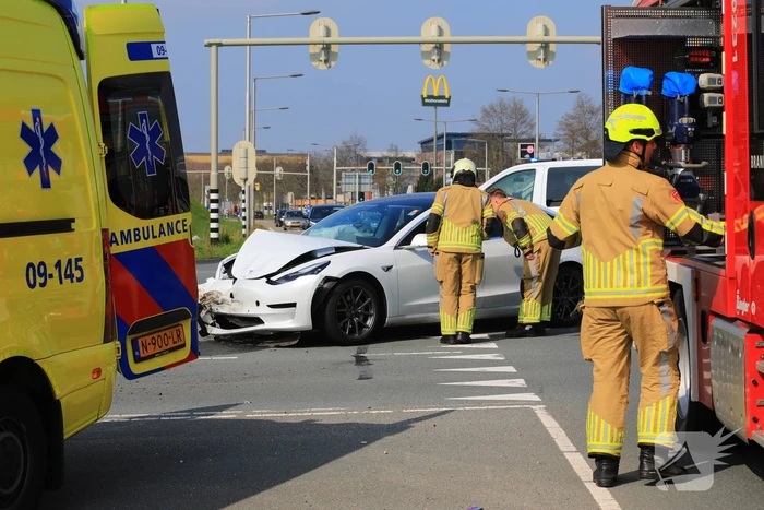 Auto rijdt door rood en veroorzaakt aanrijding