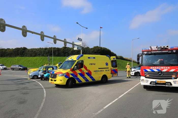 Auto rijdt door rood en veroorzaakt aanrijding