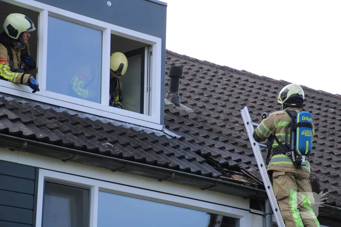 Brand in dak snel onder controle