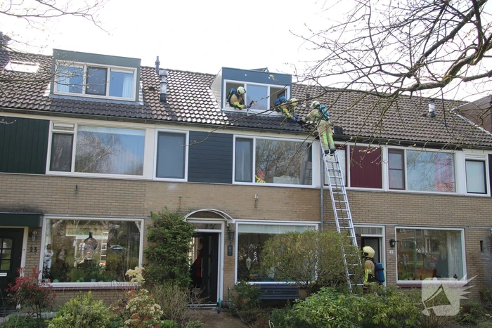 Brand in dak snel onder controle