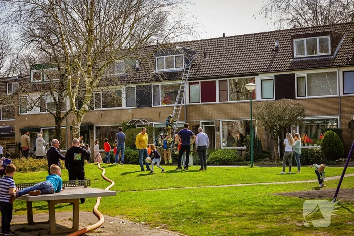 Brand in dak snel onder controle