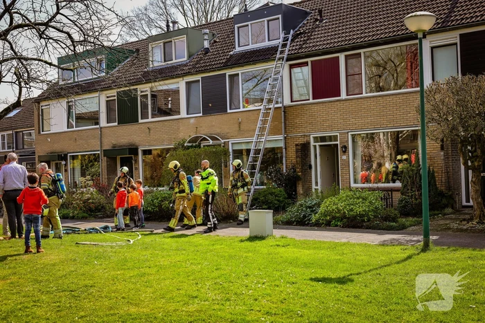 Brand in dak snel onder controle