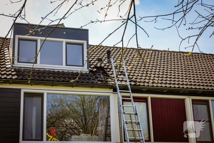 Brand in dak snel onder controle