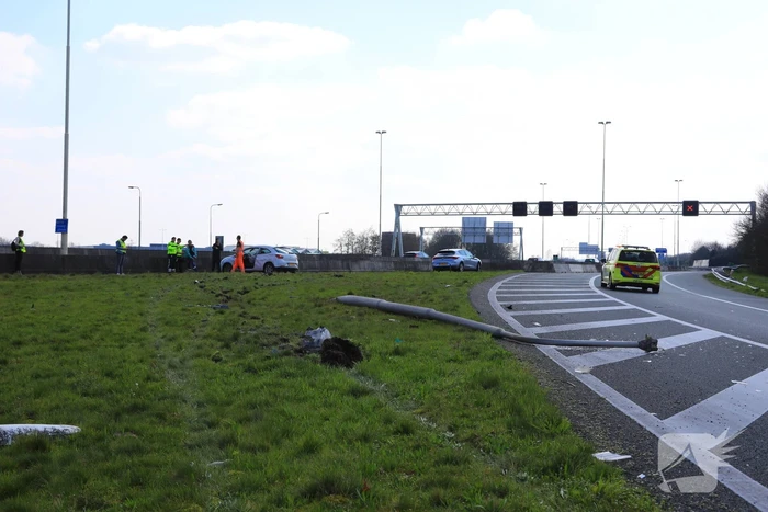Beveiliger slaat met auto over de kop