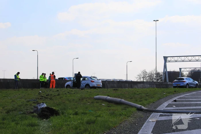 Beveiliger slaat met auto over de kop