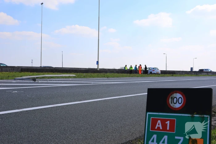 Beveiliger slaat met auto over de kop