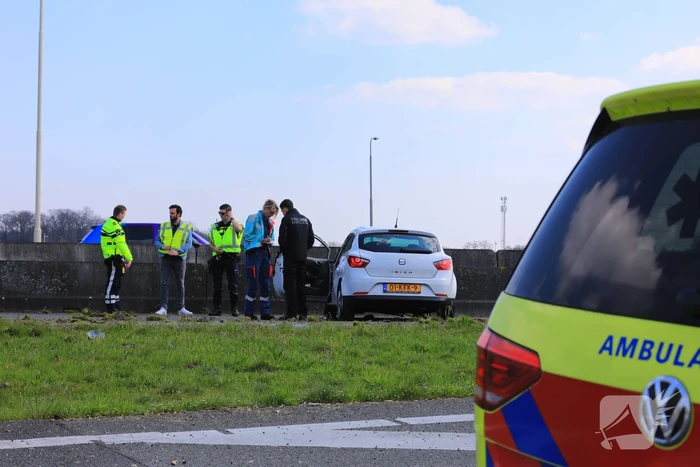 Beveiliger slaat met auto over de kop