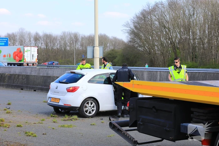 Beveiliger slaat met auto over de kop